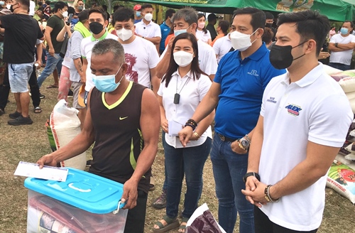 Fire victims get cash, rice, emergency kits in Bulacan
